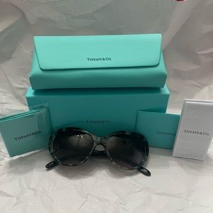 Tiffany & Co women’s sunglasses blue tortoiseshell frame  comes with case & box
